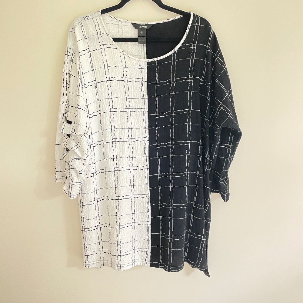 Ali Miles Black and White 1X top